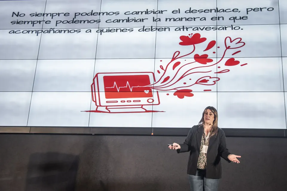 Oradora en el escenario durante su exposición