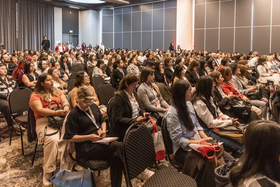 Asistentes atentos en el auditorio