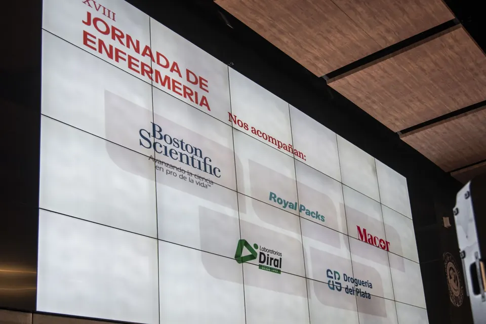 Pantalla con los sponsors que acompañaron la jornada