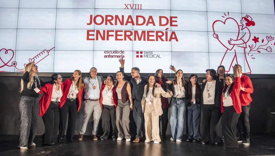 Cierre de la jornada con el equipo en el escenario
